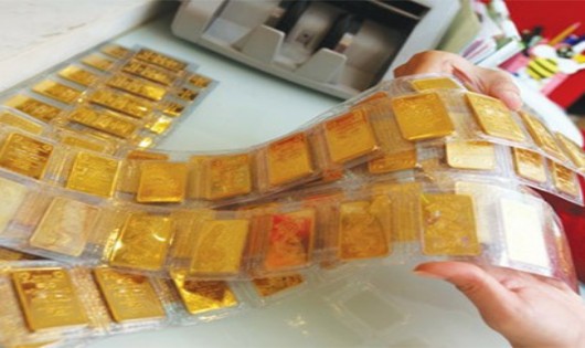 Vàng thế giới giá vẫn treo đỉnh, trong nước giảm nhẹ