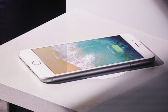 Hiện tại, iPhone 8 Plus chính hãng bản 128 GB được một số hệ thống chào bán với giá 13 triệu đồng, giảm 400.000 đồng so với tháng trước. Các hệ thống cho biết, iPhone 8 Plus bản 64 GB đã hết hàng. Ảnh: Nydjlive.
