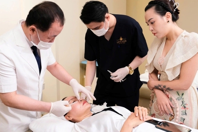 Các chuyên gia tại Linh Anh thực hiện chăm sóc da cho khách hàng.