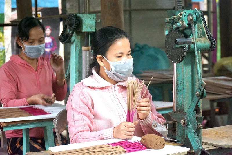 Sự tinh tế và lành nghề của người thợ Cố đô đã giúp Thuận Hóa Đan Thanh – Hương cung đình “đóng đô” xứ Huế.