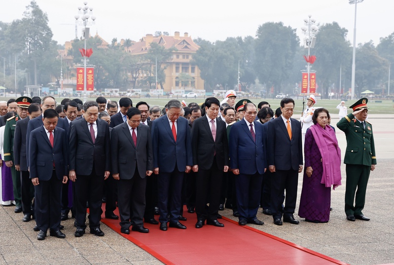 Lãnh đạo Đảng, Nhà nước vào Lăng viếng Chủ tịch Hồ Chí Minh nhân kỷ niệm 96 năm Ngày thành lập Đảng Cộng sản Việt Nam- Ảnh 2.