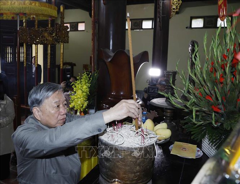 Tổng Bí thư Tô Lâm dâng hương tưởng niệm các đồng chí lãnh đạo tiền bối- Ảnh 6.