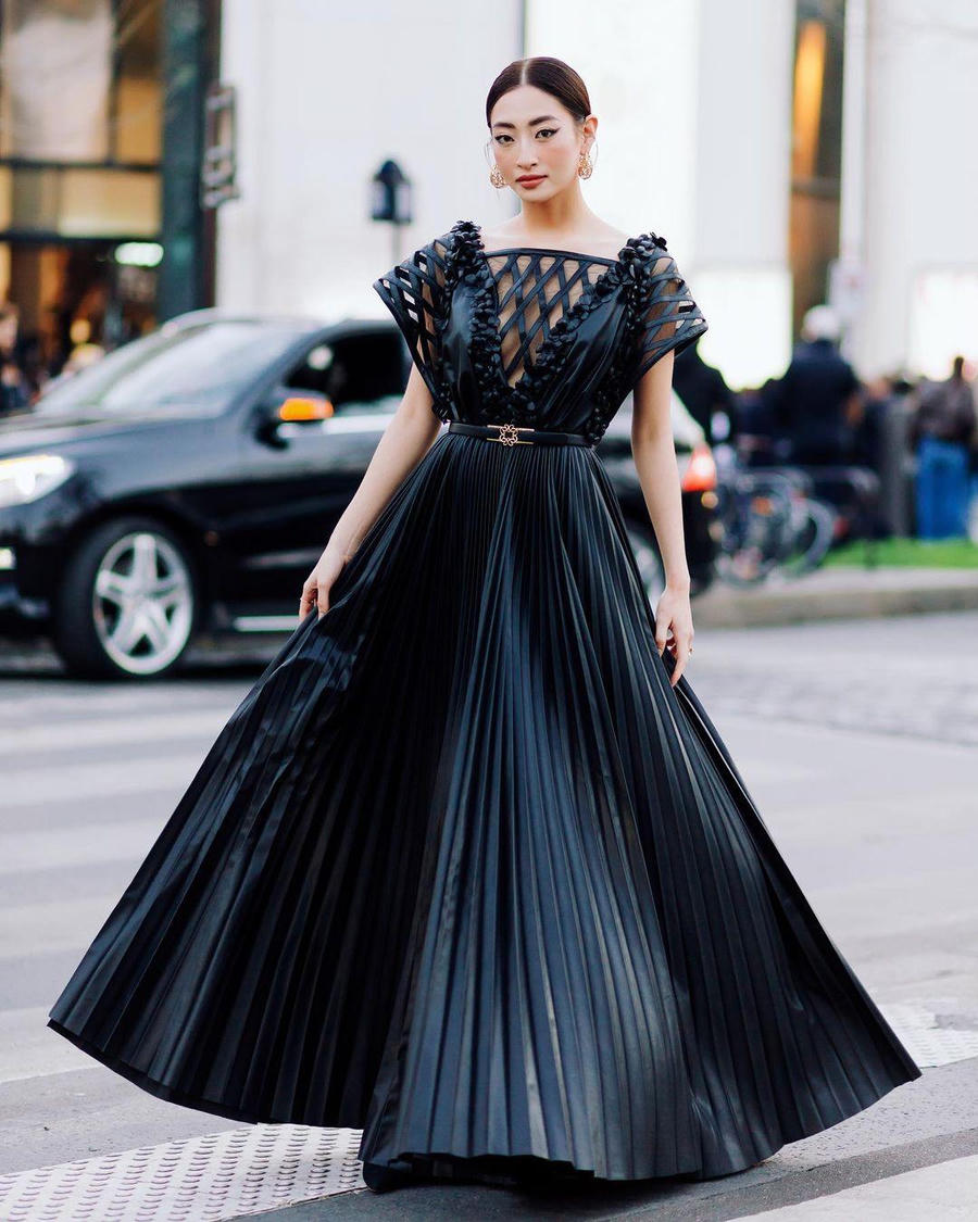 Ngay khi vừa xuất hiện,&nbsp;Lương Thùy Linh đã thu hút được sự chú ý lớn và liên tục được các nhiếp ảnh gia vây quanh. Nàng hậu sinh năm 2000 khoác lên mình thiết kế “full-đen”.