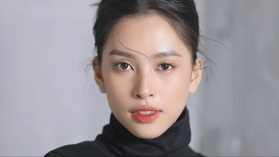 Mới đây, Tiểu Vy một lần nữa khiến fan hâm mộ có cơ hội được chiêm ngưỡng vẻ đẹp ngọt ngào, nữ tính của mình qua video mới.
