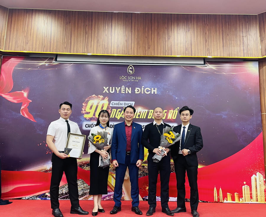 GĐKD LSH06 - ông Trần Cảnh cùng các trưởng phòng xuất sắc của mình&nbsp;
