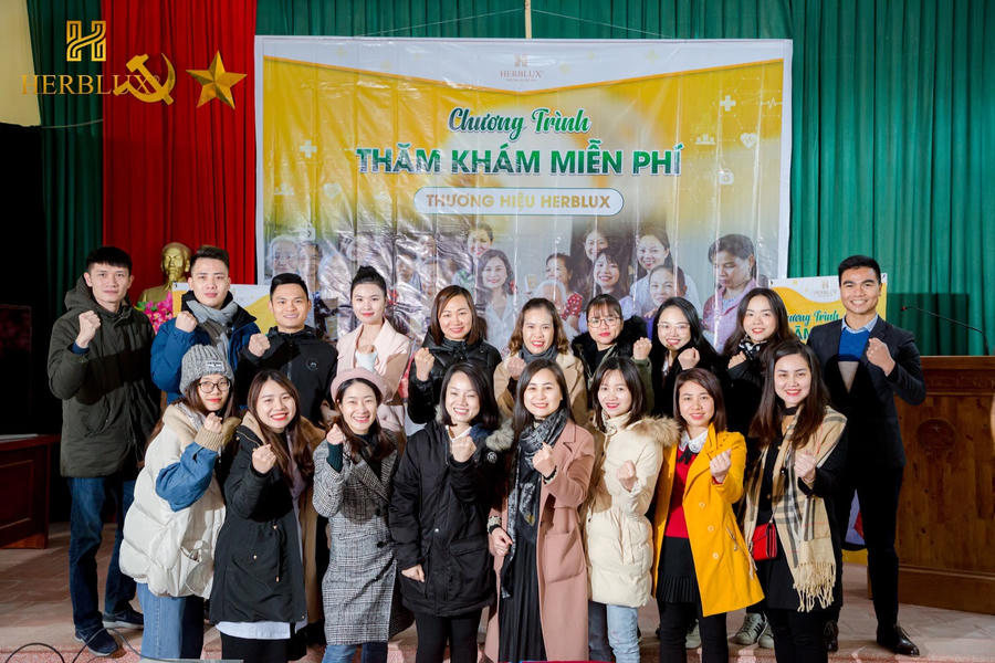 PGĐKD Trần Thu Lan cùng các đồng nghiệp trong chương trình thăm khám miễn phí&nbsp;