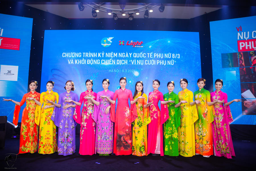 Diễn viên Nhà hát Kịch Việt Nam lần đầu trong vai trò người mẫu áo dài trình diễn BST “12 mùa hoa” mở màn sự kiện
