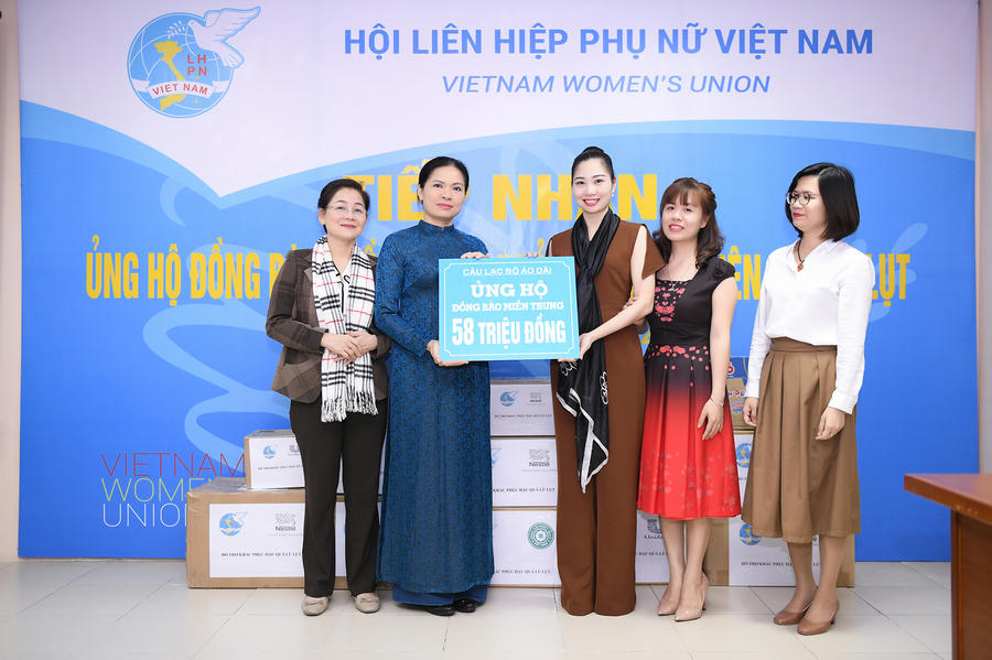 Đại diện CLB Áo dài và Công ty Cổ Phần Thời Trang Sen Vàng bà Phạm Thị Nga đã trao một số nhu yếu phẩm và tiền mặt là &nbsp;58 triệu đồng để quyên góp cho Miền Trung đợt 1 tại Hội liên hiệp Phụ nữ Việt Nam .