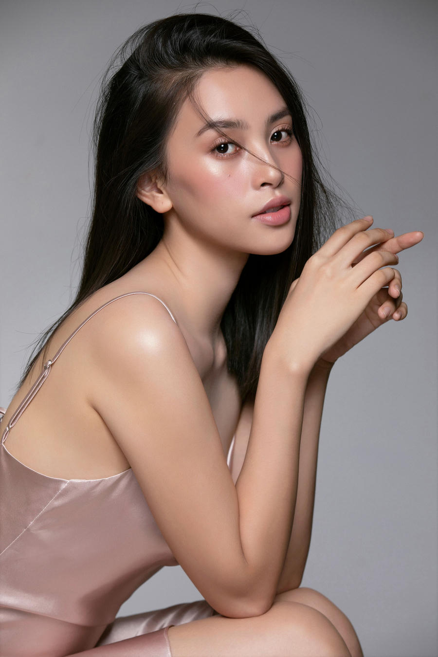 Có nhiều yếu tố ảnh hưởng đến thẩm mỹ khuôn mặt, trong đó sự hài hoà được các nhà nhân trắc học xem là yếu tố quan trọng nhất. Gương mặt của Hoa hậu Tiểu Vy là một trường hợp hiếm hoi đạt đến sự hài hòa đó.&nbsp;