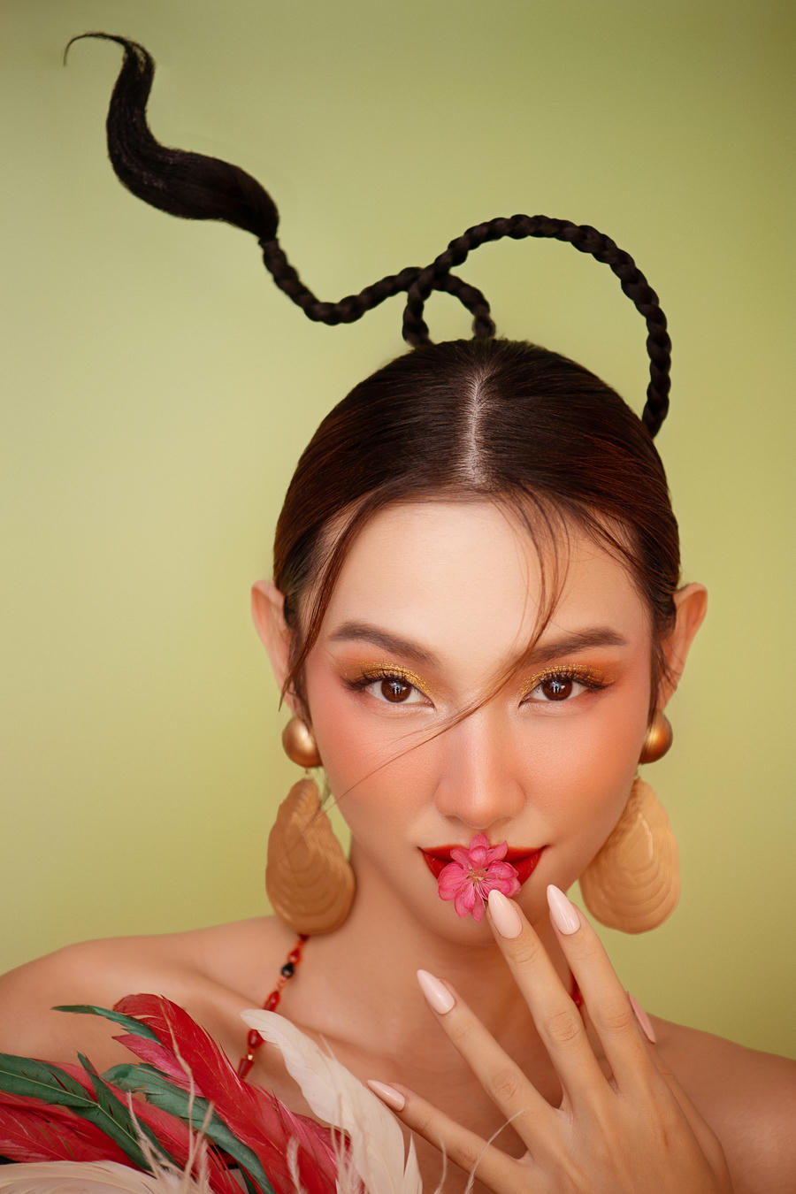 Trước đó, Hoa hậu Thùy Tiên cũng được người hâm mộ gợi ca là Miss Cut-out khi gây được ấn tượng mạnh với loạt váy áo cắt xẻ độc đáo tại Miss Grand International 2021. Tuy nhiên, dù cùng diện những thiết kế khoe dáng, nhưng lần này nàng hậu đã làm bật lên vẻ đẹp duyên dáng, kiêu sa của người phụ nữ Việt Nam.