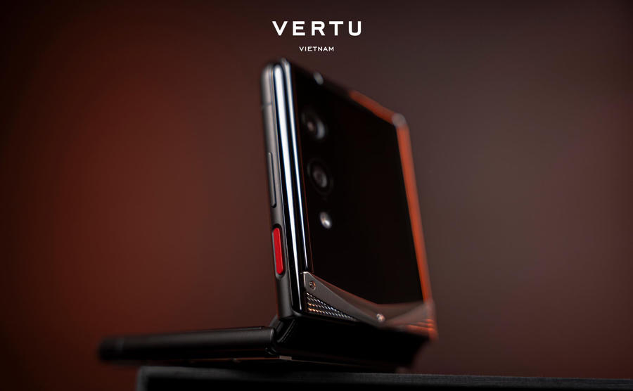 Phím Ruby trứ danh của Vertu giúp kích hoạt tức thì hệ thống hỗ trợ đặc quyền 24/7.