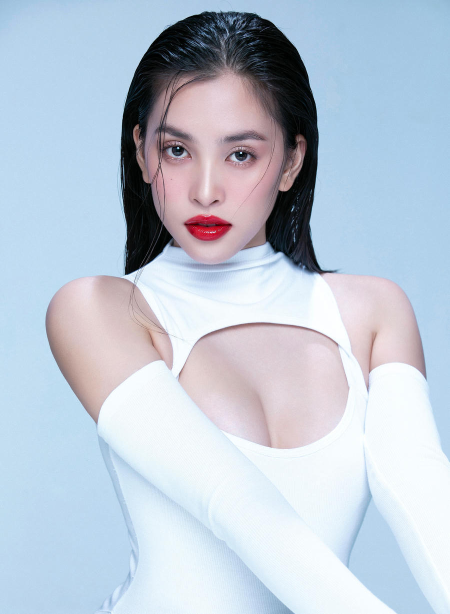 Không chỉ có nhan sắc bất bại, Hoa hậu Việt Nam 2018 còn sở hữu một body săn chắc, nóng bỏng. Với phong cách phóng khoáng, sexy trong nhiều bộ ảnh, Tiểu Vy còn được đánh giá là một trong những hoa hậu gợi cảm nhất showbiz.