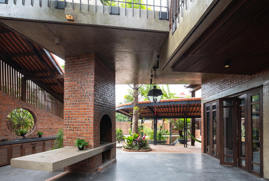 Các vật liệu chính được sử dụng cho công trình đó là gạch trần, ngói đỏ, gỗ, sắt tạo ra không gian đặc trưng truyền thống của làng quê nông thông xưa. 