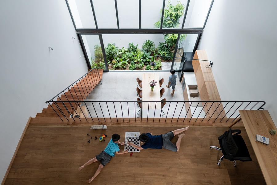 Cấu trúc ngôi nhà được nhóm KTS hướng đến sự đơn giản, nhẹ nhàng và thoải mái, không có tường ngăn cách, chỉ có cửa kính trượt và rèm cửa.  