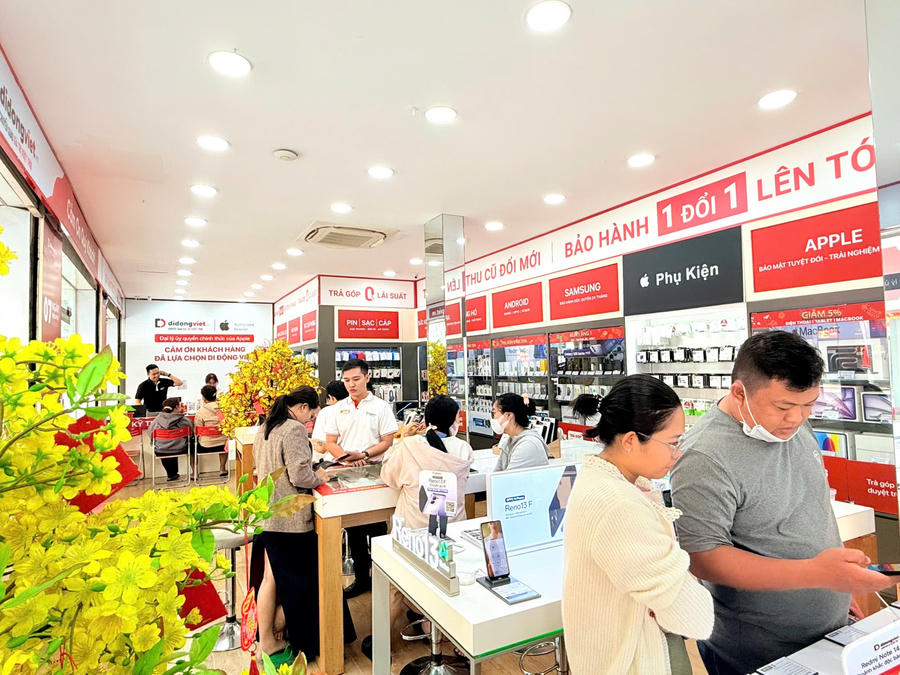 Khách hàng đến mua sắm và đặt trước Galaxy S25 tại Di Động Việt dịp Tết Nguyên đán.&nbsp;