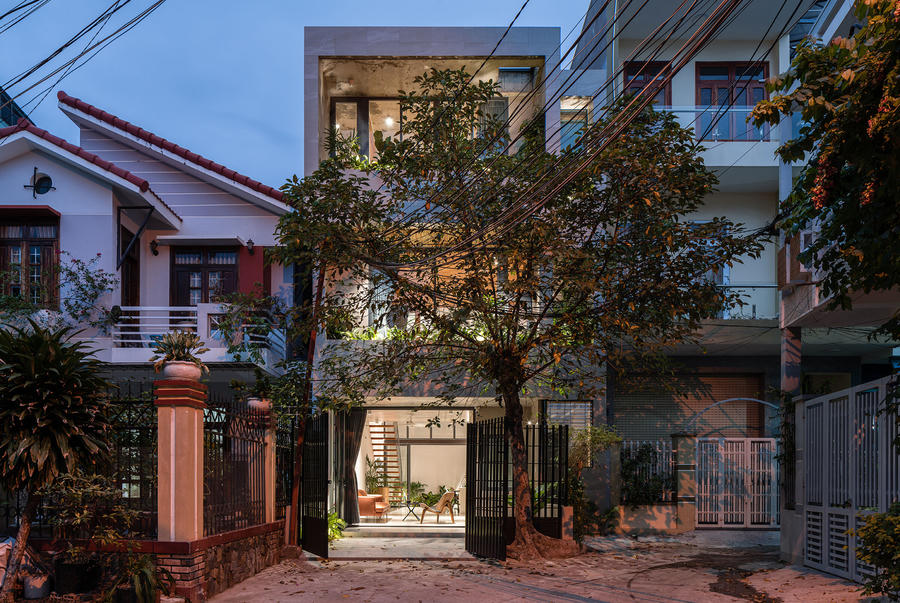 Ngôi nhà ống ba tầng rộng khoảng 170m2 được đặt tên theo hai cậu con trai Bin và Bon của gia đình. Tọa lạc tại ngã tư một con hẻm nhỏ tại thành phố Quy Nhơn, đây là không gian sống của 4 thành viên trong gia đình.