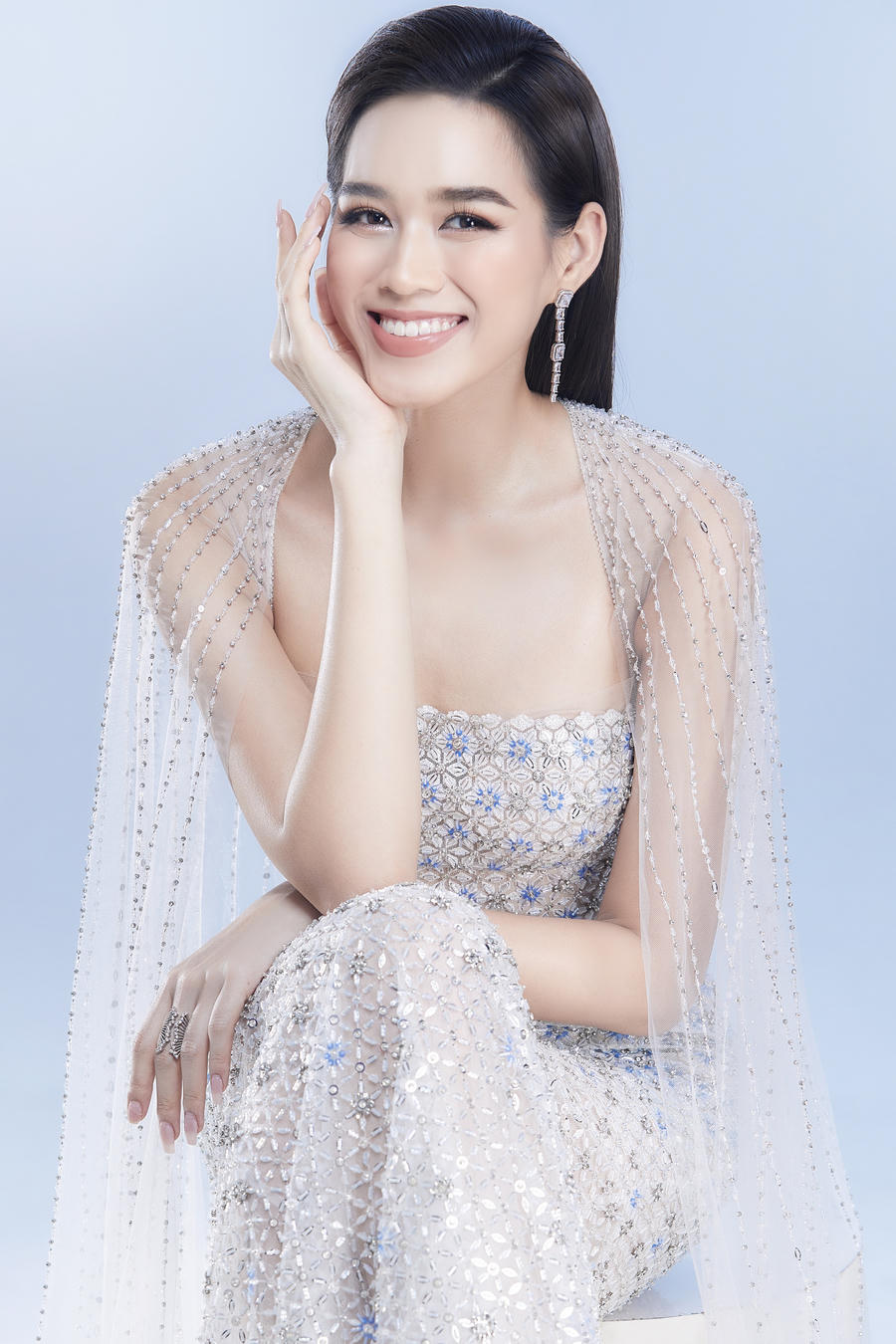 Bám sát tone màu hồng - trắng vốn được ưa chuộng tại cuộc thi Miss World, ý tưởng của bộ trang phục đầu tiên của Đỗ Thị Hà xuất phát từ những vì sao lấp lánh trên dãy ngân hà.