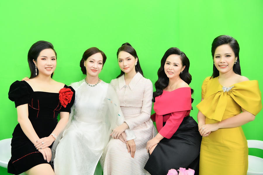 Doanh nhân Hương Ly cùng các khách mời xuất hiện tại talkshow
