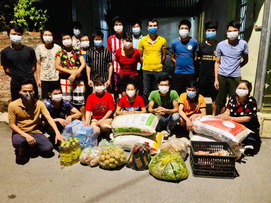 Đến nay nhóm thiện nguyện đã trao tặng hơn 1000 suất quà đến tận tay người lao động nghèo