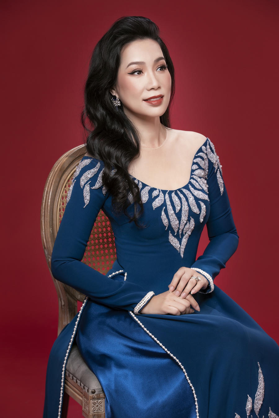 Trong bộ ảnh, loạt màu sắc nổi bật như xanh dương, đen, đỏ… được nhà thiết kế lồng ghép một cách khéo léo, nhằm truyền tải ý đồ của mình trong từng bộ trang phục.