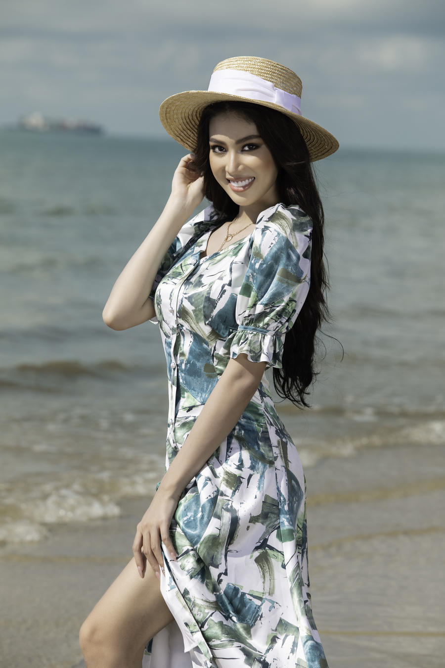 Trong bộ hình khoe sắc của chuyến du lịch biển, Á hậu Ngọc Thảo khéo léo khoe dáng dưới khung cảnh nên thơ của ánh nắng hè cùng những bộ váy đi biển nổi bật.