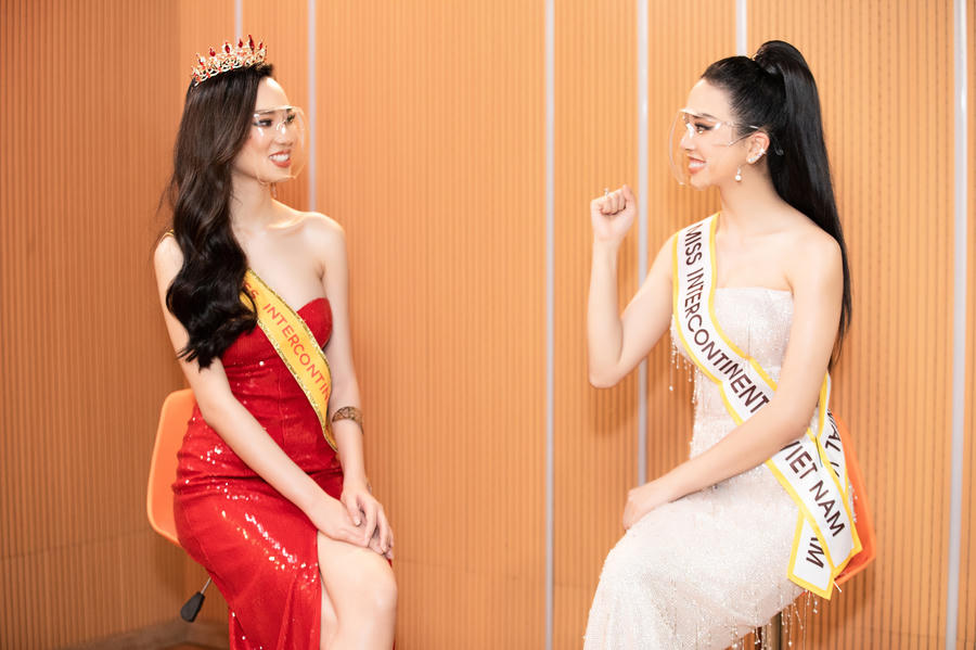 Cô nhận sash danh vị từ Á hậu Thuý An và chính thức trở thành “chiến binh” tiếp theo tại đấu trường sắc đẹp lớn thứ 7 của thế giới.