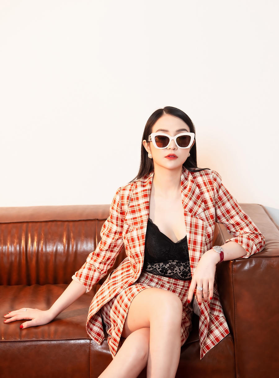 Trong bộ ảnh, vợ Tuấn Hưng diện những thiết kế trẻ trung, thanh lịch, tối giản chi tiết và mang tính ứng dụng cao.