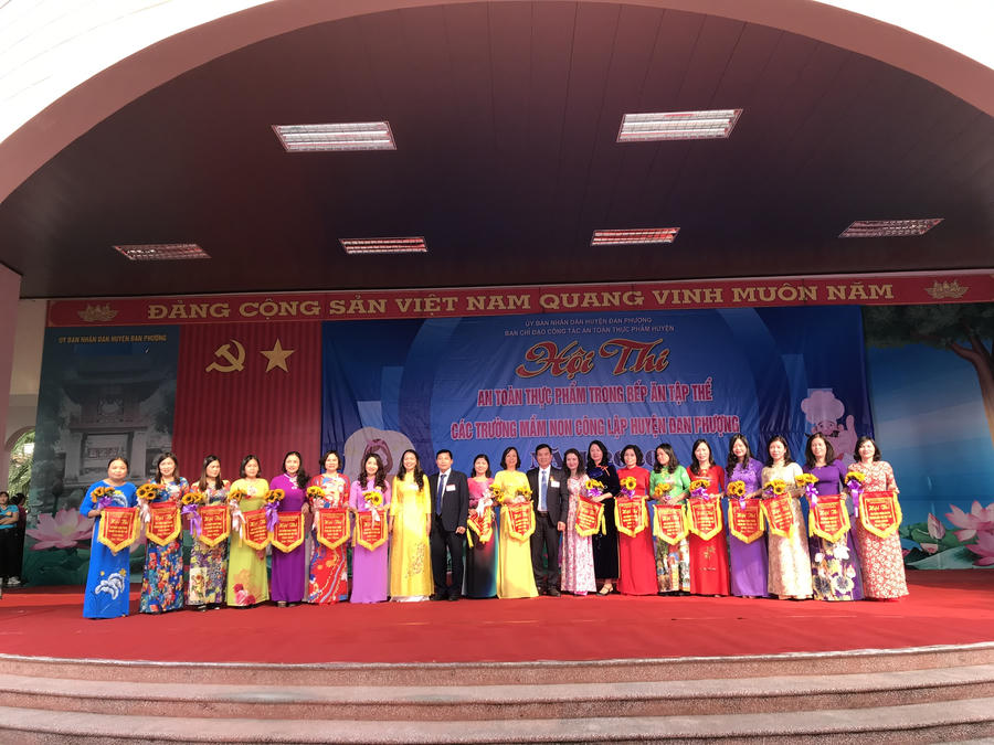 Ban tổ chức trao cờ lưu niệm cho các đội tham gia cả 02 vòng thi