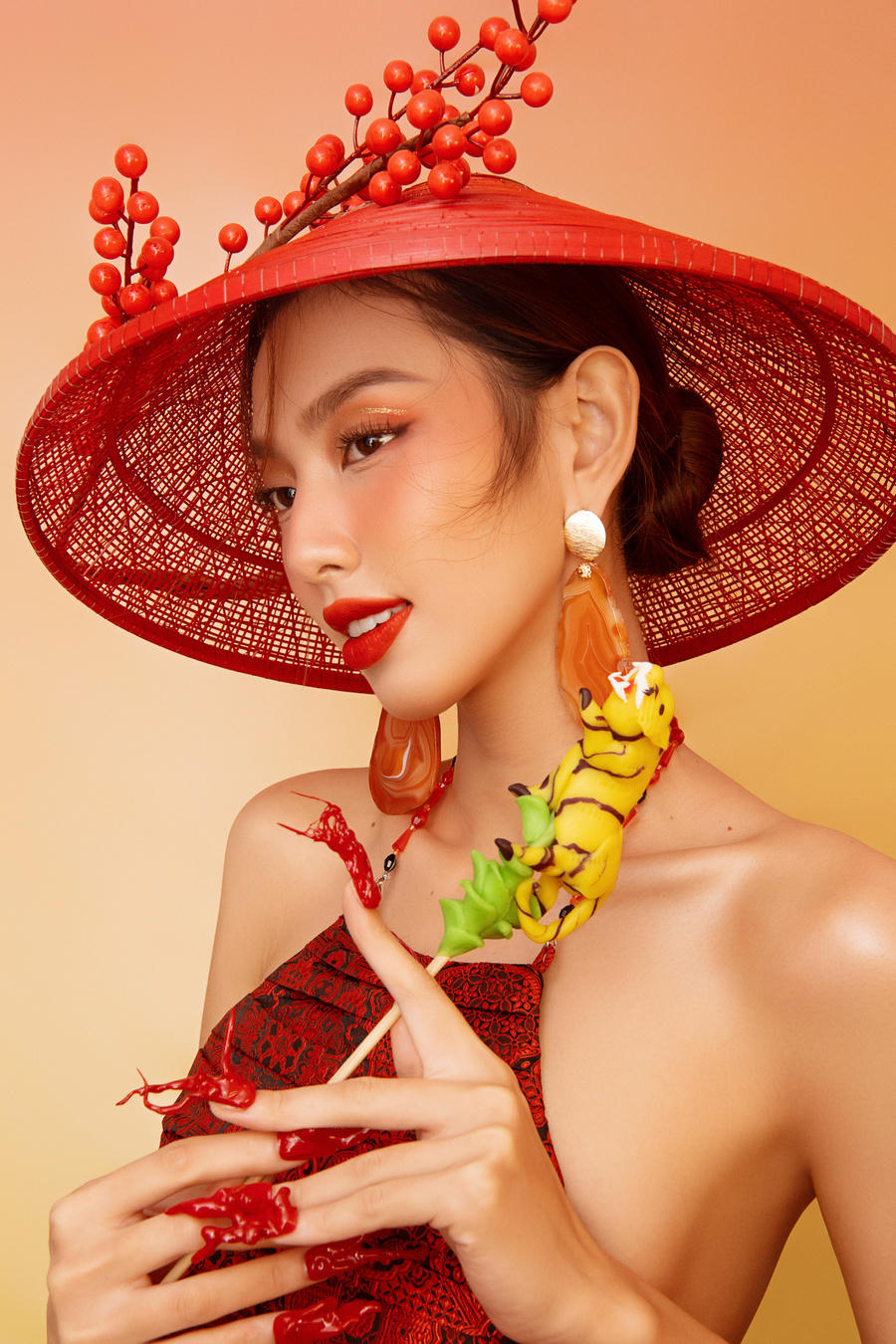 Thông qua bộ ảnh, Thùy Tiên mong muốn có thể giới thiệu rộng rãi hơn với thế giới về một nền văn hóa đa dạng cùng một vẻ đẹp duyên dáng, truyền thống của người con gái Việt Nam. Ảnh: Milor Trần.