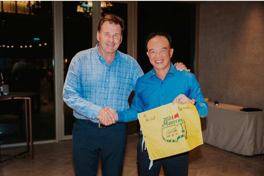 Ngài Nick Faldo (bên trái) và “vua rượu  thế giới” (bên phải).