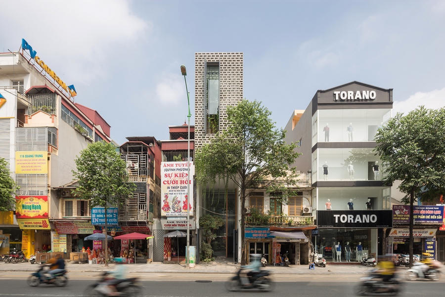 CH House nằm gần với tuyến đường lớn, tập trung nhiều dân cư ở quận Hà Đông, Hà Nội. Lấy cảm hứng từ những ngôi nhà cổ ở thủ đô, công trình nổi bật với những không gian đón nắng và gió nhờ khoảng sân trong tách biệt.