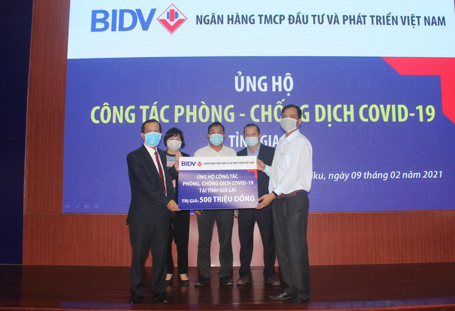 Đại diện BIDV trao tặng ủng hộ phòng chống Covid-19 tại Gia Lai