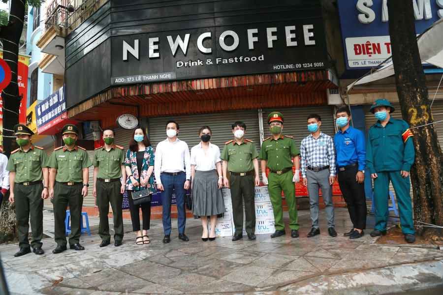 Đoàn thiện nguyện trao quà cho chốt kiểm soát phòng, chống dịch Covid-19 khu vực ngã ba Lê Thanh Nghị  - Giải Phóng, Hà Nội