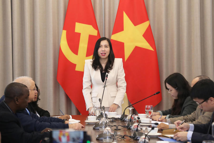 Thứ trưởng Bộ Ngoại giao Lê Thị Thu Hằng phát biểu tại cuộc tiếp. Thứ trưởng Bộ Ngoại giao Lê Thị Thu Hằng phát biểu tại cuộc tiếp.