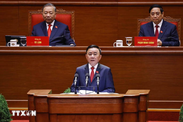 Đồng chí Trần Cẩm Tú, Ủy viên Bộ Chính trị, Thường trực Ban Bí thư trình bày Báo cáo kiểm điểm sự lãnh đạo, chỉ đạo của Ban Chấp hành Trung ương Đảng khóa XIII - Ảnh: TTXVN