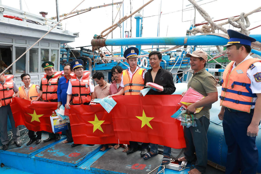 Tặng cờ Tổ quốc cho ngư dân ở Côn Đảo. (Ảnh trong bài: PV)