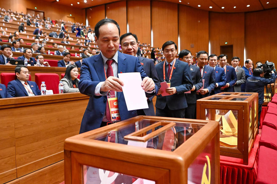 Các lãnh đạo Đảng và Nhà nước bỏ phiếu bầu Ban Chấp hành Trung ương khóa XIV.