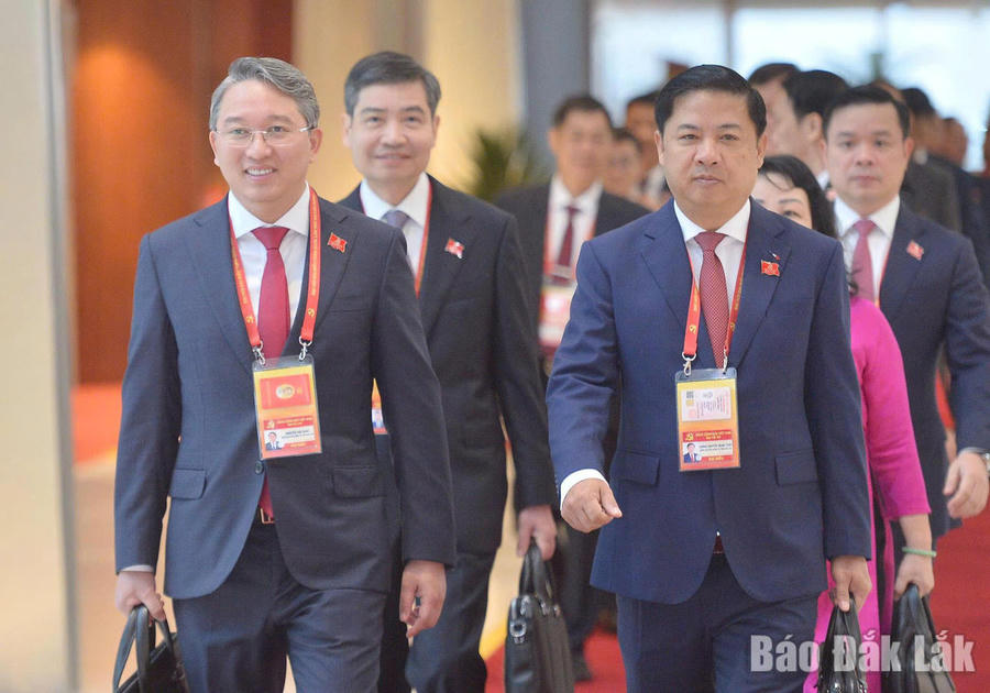 Bộ trưởng Bộ Tư pháp Nguyễn Hải Ninh (người bên trái) tại Đại hội XIV của Đảng.