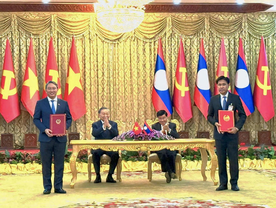 Trước sự chứng kiến của hai đồng chí Tổng Bí thư, Bộ trưởng Bộ Tư pháp Việt Nam Nguyễn Hải Ninh và Bộ trưởng Bộ Tư pháp Lào Phây-vy Sỉ-bua-lị- pha đã trao Chương trình hợp tác giữa hai Bộ Tư pháp năm 2026.