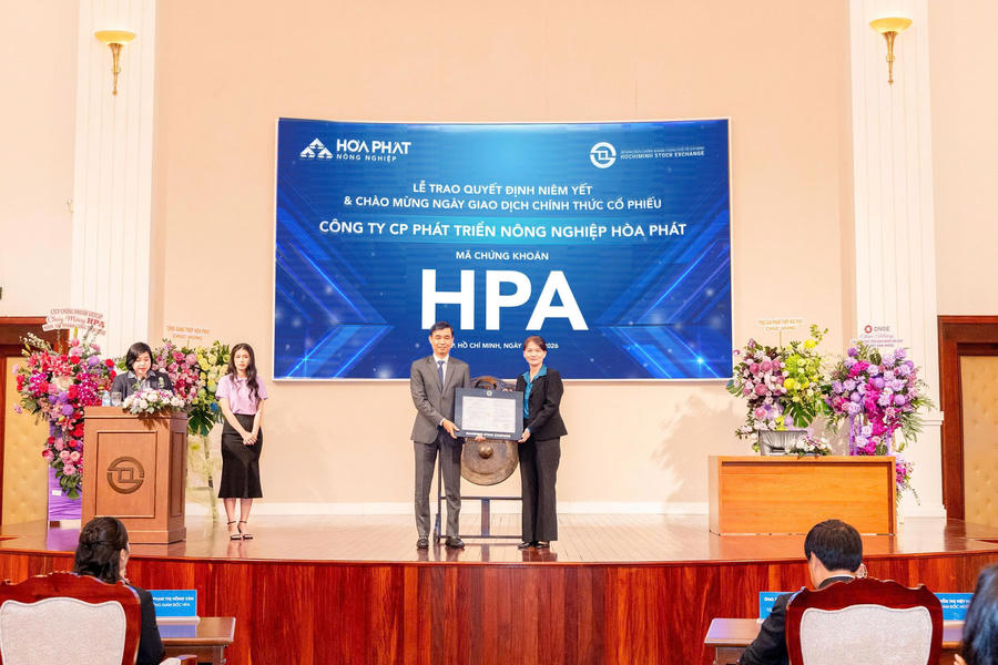 Ông Nguyễn Việt Thắng, Chủ tịch Hội đồng quản trị CTCP Phát triển Nông nghiệp Hòa Phát nhận quyết định niêm yết cổ phiếu của CTCP Phát Triển Nông Nghiệp Hòa Phát với mã chứng khoán HPA