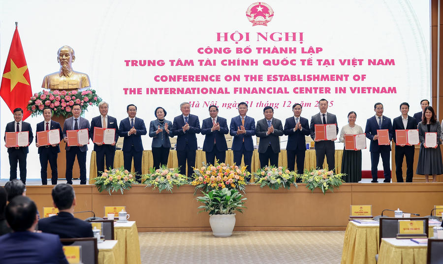 Thủ tướng Phạm Minh Chính và các Lãnh đạo Chính phủ công bố Thành viên Trung tâm tài chính quốc tế tại TP HCM. Ảnh: chinhphu.vn