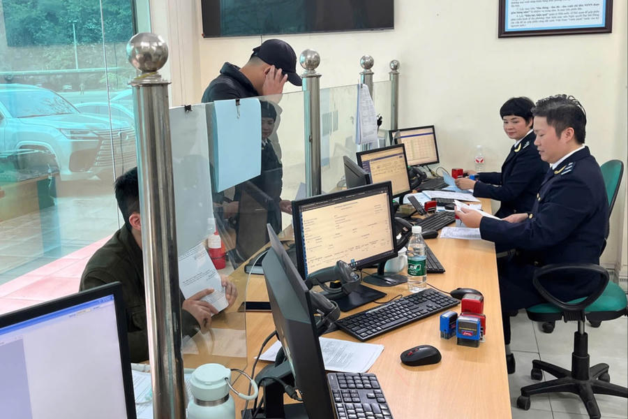 Cán bộ Hải quan làm thủ tục thông quan hàng hóa. (Ảnh: HC)