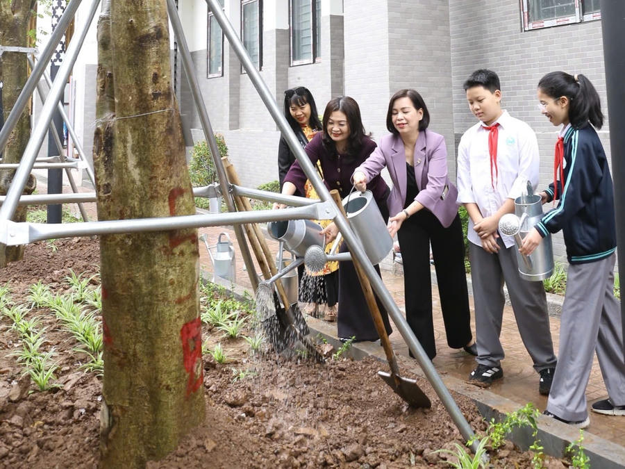 Lãnh đạo phường Giảng Võ cùng cán bộ, giáo viên và học sinh tham gia trồng cây hưởng ứng “Tết trồng cây đời đời nhớ ơn Bác Hồ” năm 2026.