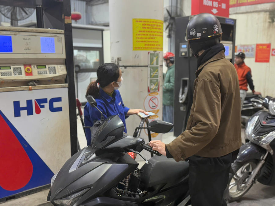 Giá xăng tăng gần 1.000 đồng từ 15h hôm nay. (Ảnh minh họa: Thanh Hà)