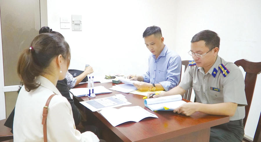 Chấp hành viên làm việc với đương sự trong vụ án Alibaba. (Ảnh: Cẩm Tú)