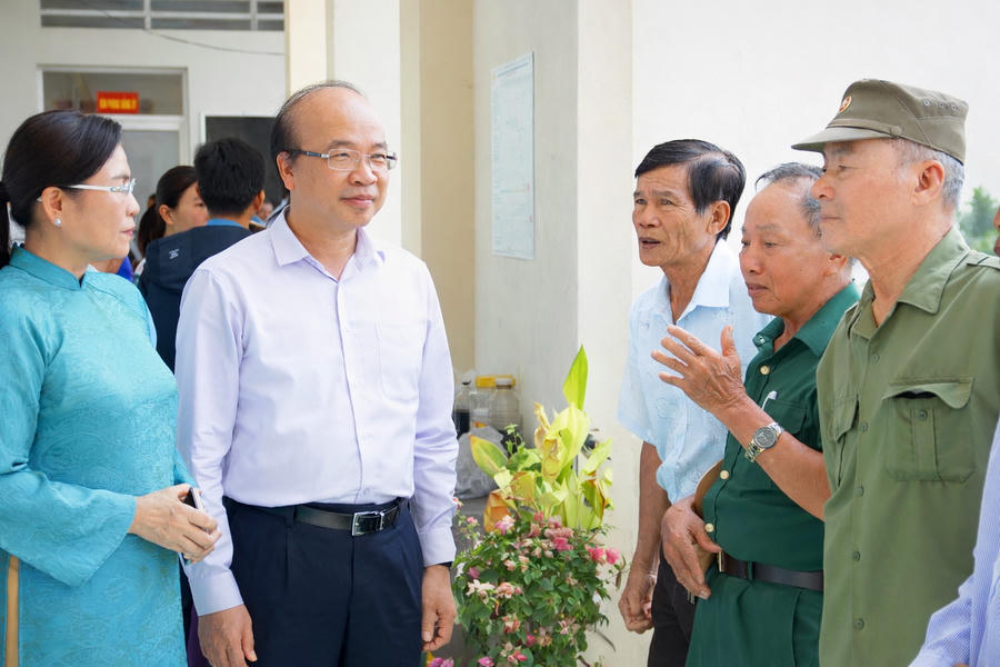 Thứ trưởng Bộ Tư pháp Phan Chí Hiếu cùng bà Lê Thị Nhung – Ủy viên BTV Tỉnh ủy, Phó Chủ tịch Thường trực HĐND tỉnh Cà Mau, đã ân cần thăm hỏi, lắng nghe tâm tư, nguyện vọng và những ý kiến, kiến nghị của cử tri.