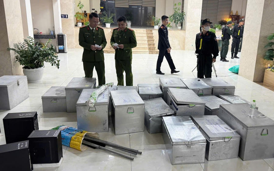 Cơ quan CSĐT phối hợp với Cục Cảnh sát kinh tế - Bộ Công an khám xét trụ sở Công ty TNHH Quan Minh tại đặc khu Vân Đồn (tỉnh Quảng Ninh) và chỗ ở của các đối tượng liên quan, thu giữ hàng chục thùng tài liệu, dữ liệu điện tử, vũ khí quân dụng và chất ma túy.