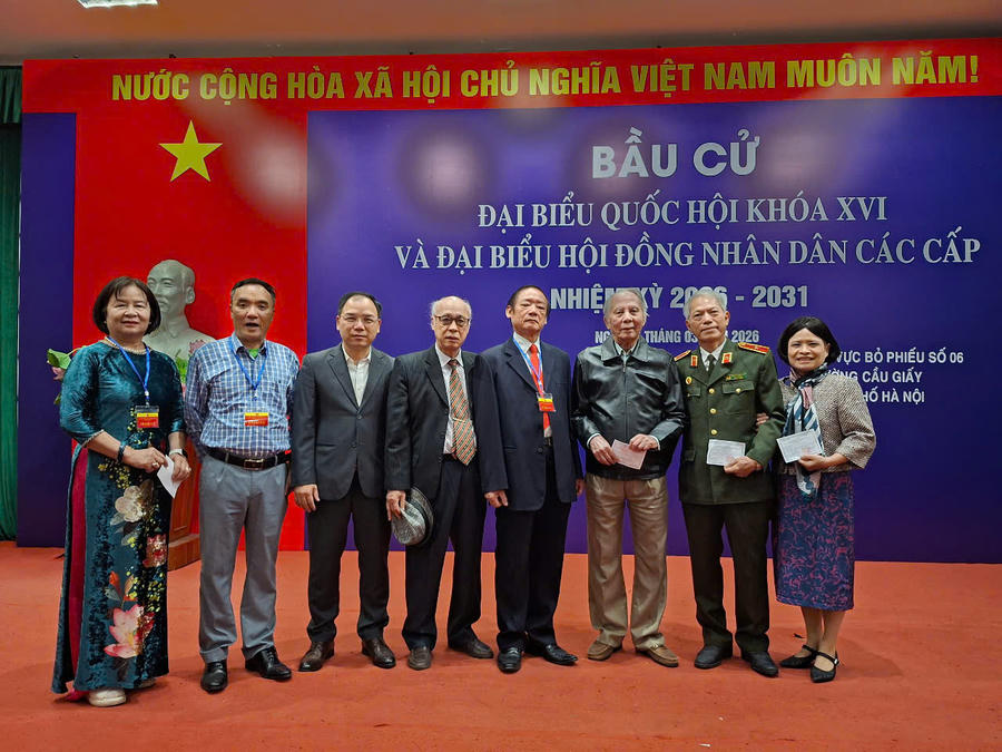 Lãnh đạo địa phương và các cử tri tại điểm bầu cứ số 6 phường Cầu Giấy.