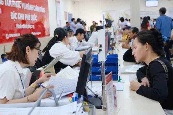 Người dân đến làm thủ tục ở Trung tâm Phục vụ hành chính công Đặc khu Phú Quốc. (Ảnh: mst.gov.vn)