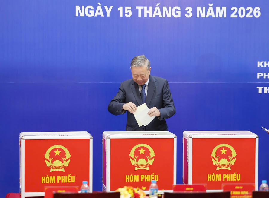 Tổng Bí thư Tô Lâm thực hiện quyền công dân, bỏ phiếu bầu đại biểu Quốc hội khóa XVI và HĐND các cấp nhiệm kỳ 2026-2031 tại TP Hà Nội. Ảnh: VGP